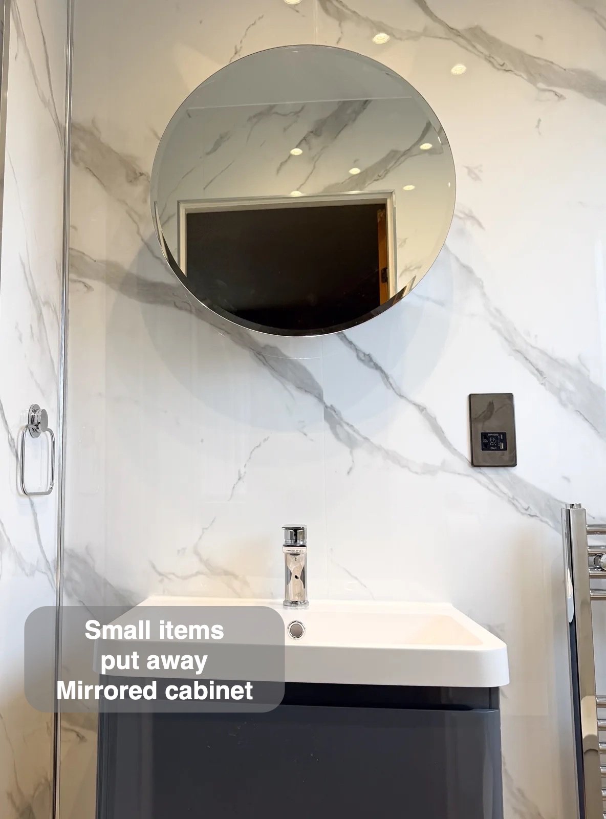 Mirrored cabinet