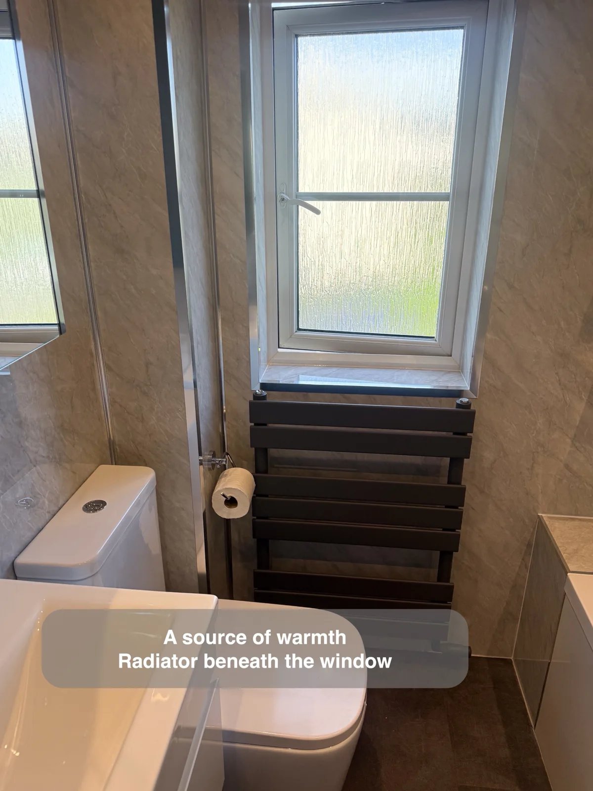 Horizontal radiator under obscure-glazed window