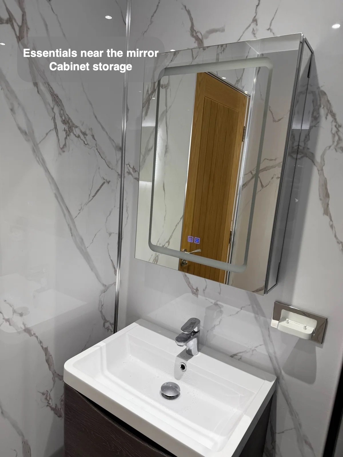 Mirrored cabinet above basin