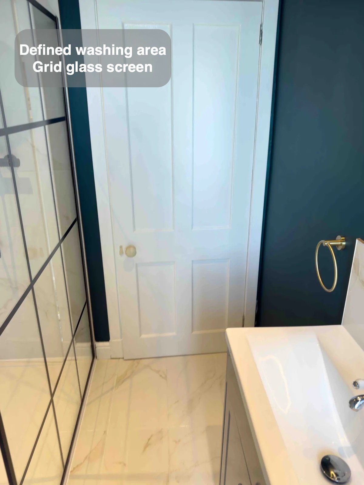 Entry route between basin and grid shower screen