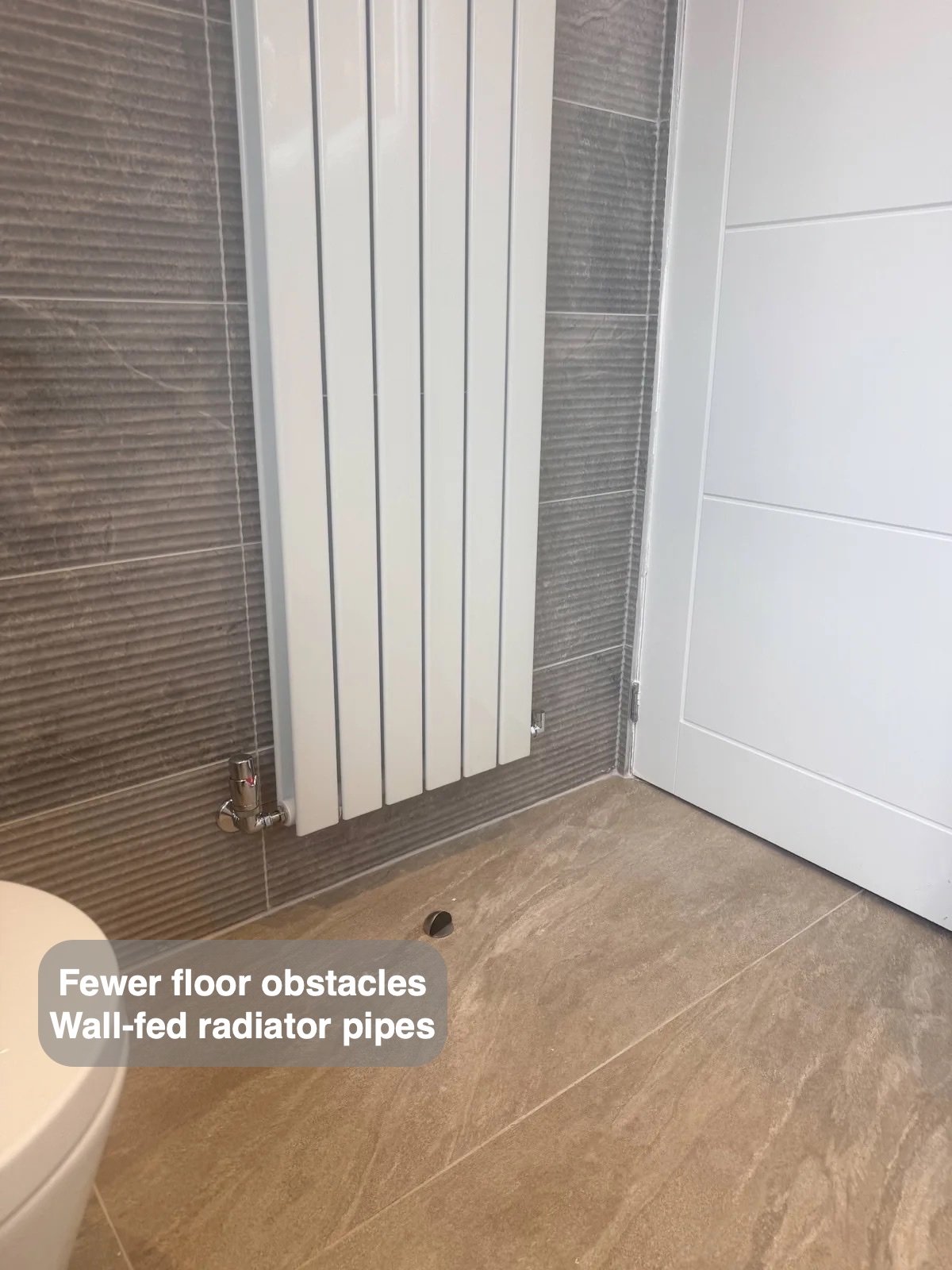 Column radiator with wall-fed pipework