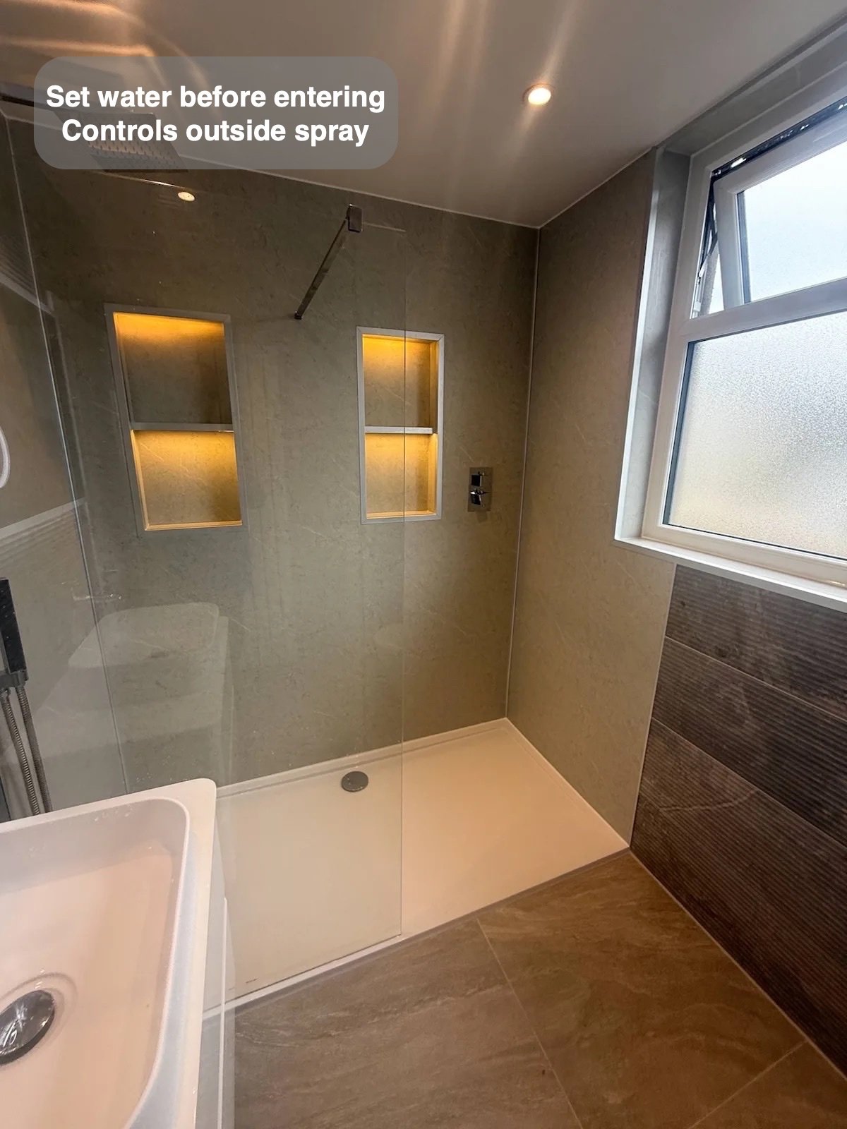 Shower tray and illuminated recess wall