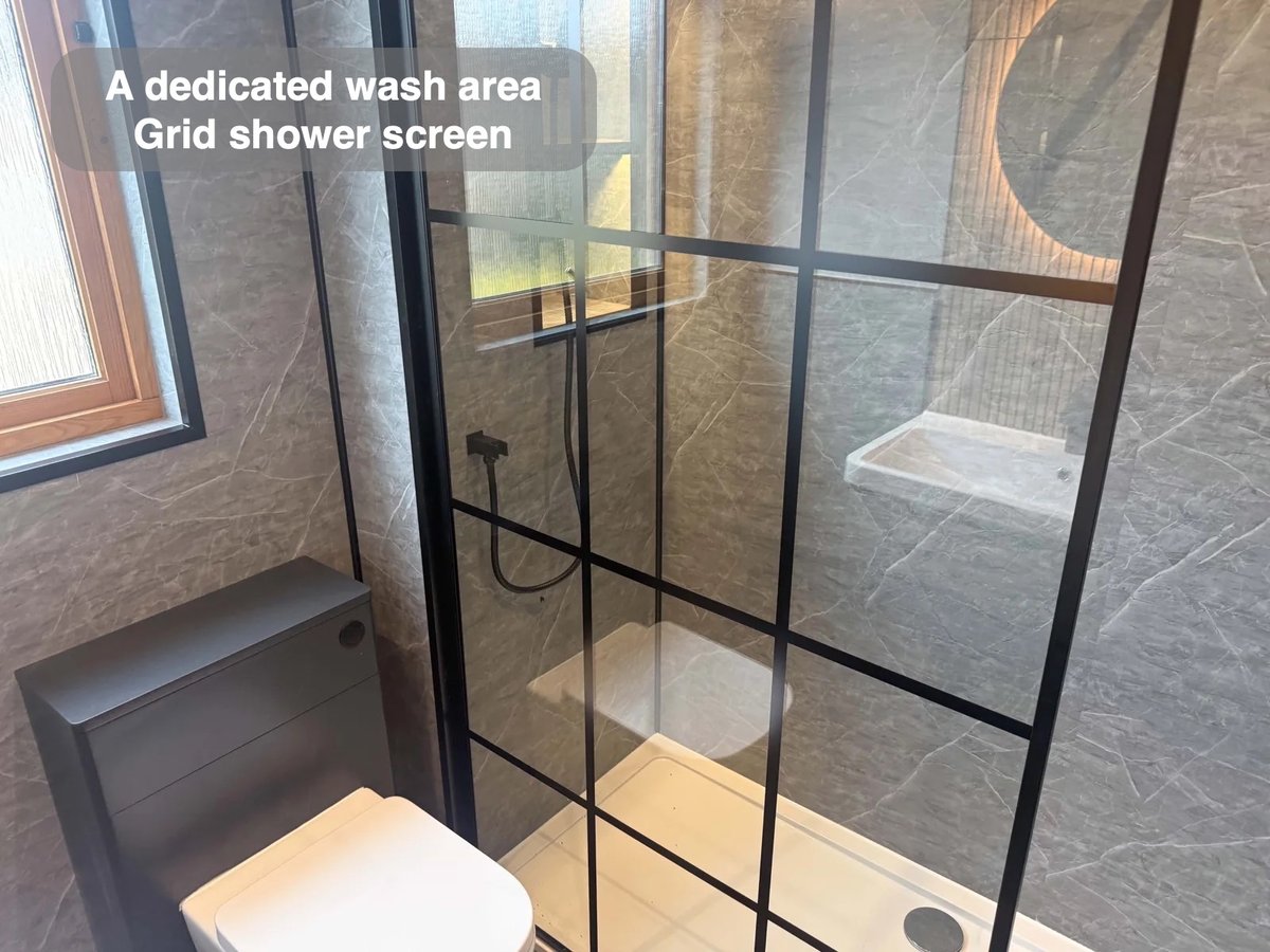 Grid shower screen