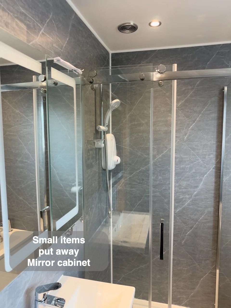 Mirror cabinet